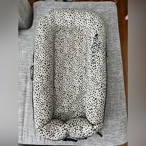 DockATot Deluxe+ in Leopard Print